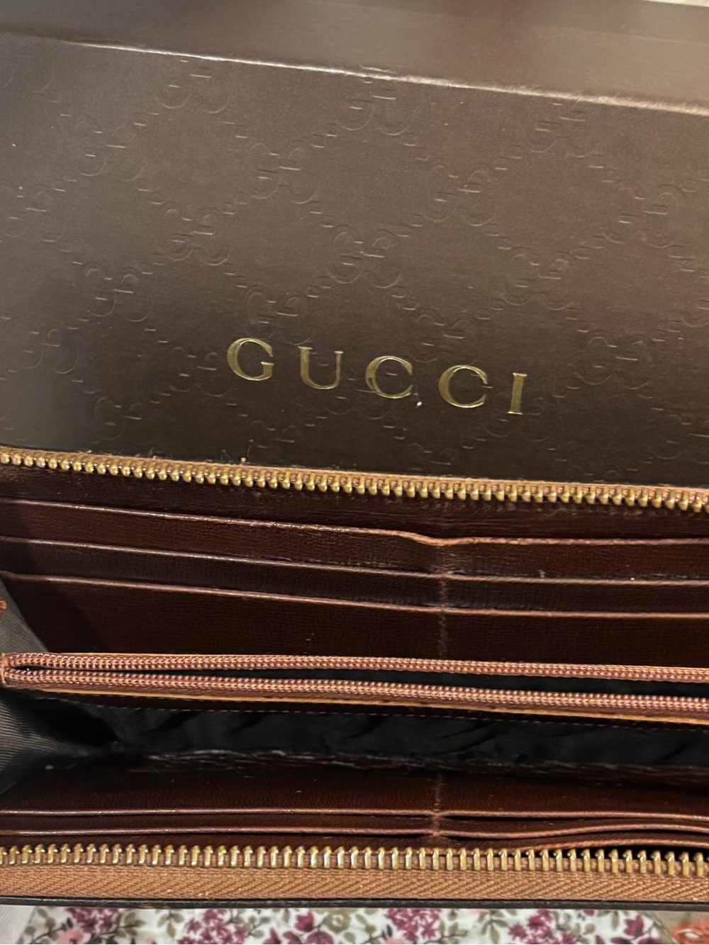 Gucci Beige GG Canvas Zip Wallet with Green and Red Heart Motifs. - Picture 7 of 14